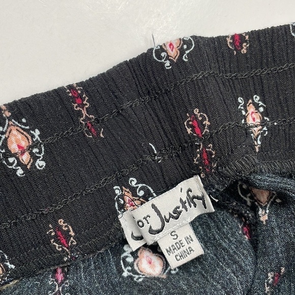 J is for Justify printed lounge shorts - Picture 3 of 4